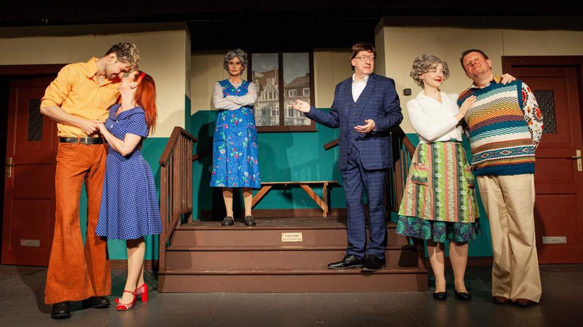 tratsch im treppenhaus in der komodie bremen im packhaustheater